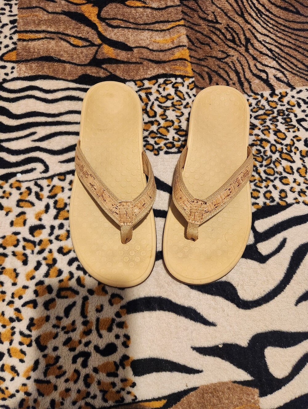 Vionic Women’s Beige Cork  Casual Flip Flop Sandals - Lightweight Comfort Sz 9